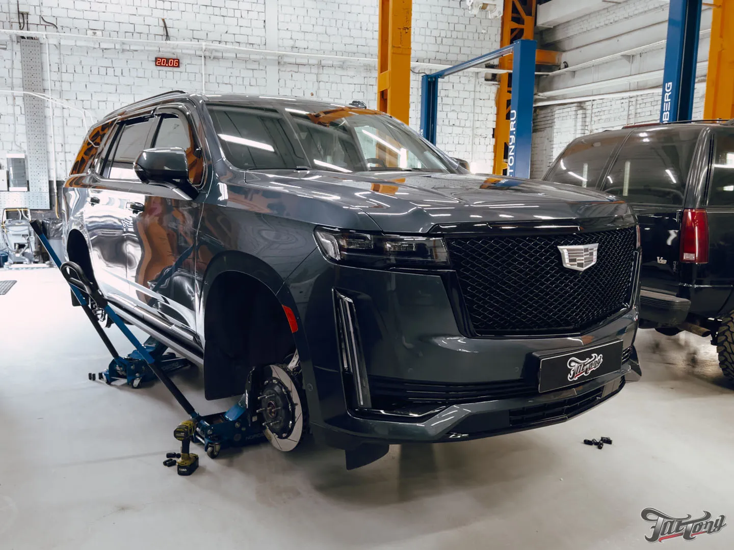 Фирменный Шиномонтаж на вибростенде на стендах Hunter для Cadillac Escalade